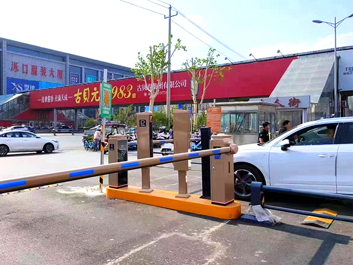 某大廈采用 “安快” 停車場車牌識(shí)別系統(tǒng)